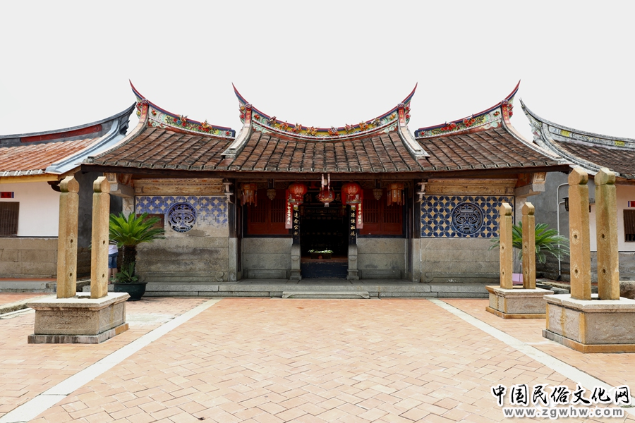 红砖瓦、灰白墙、燕儿尾,埭美古村的建筑是典型的闽系红砖风格建筑。人民网 谢小姿摄